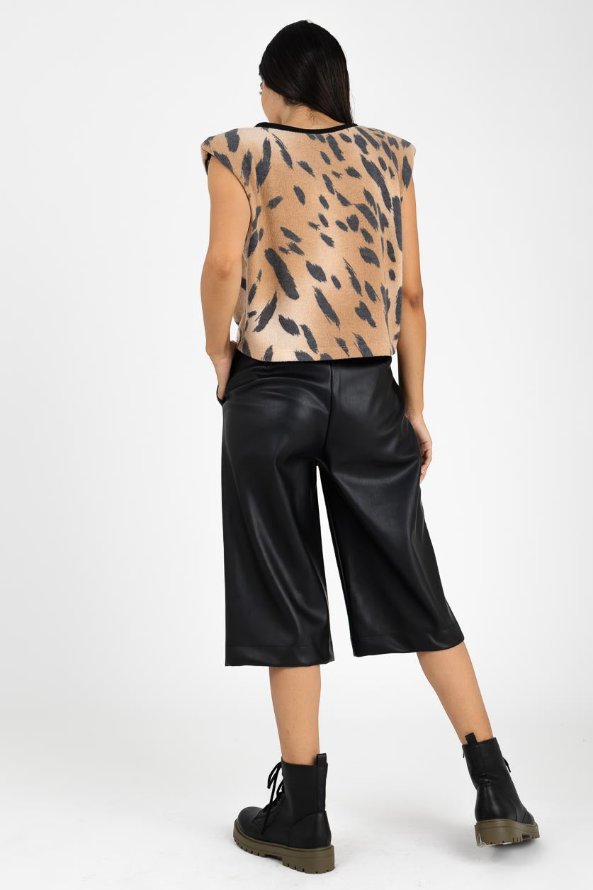 Blusa de animal print sin manga con cuello negro