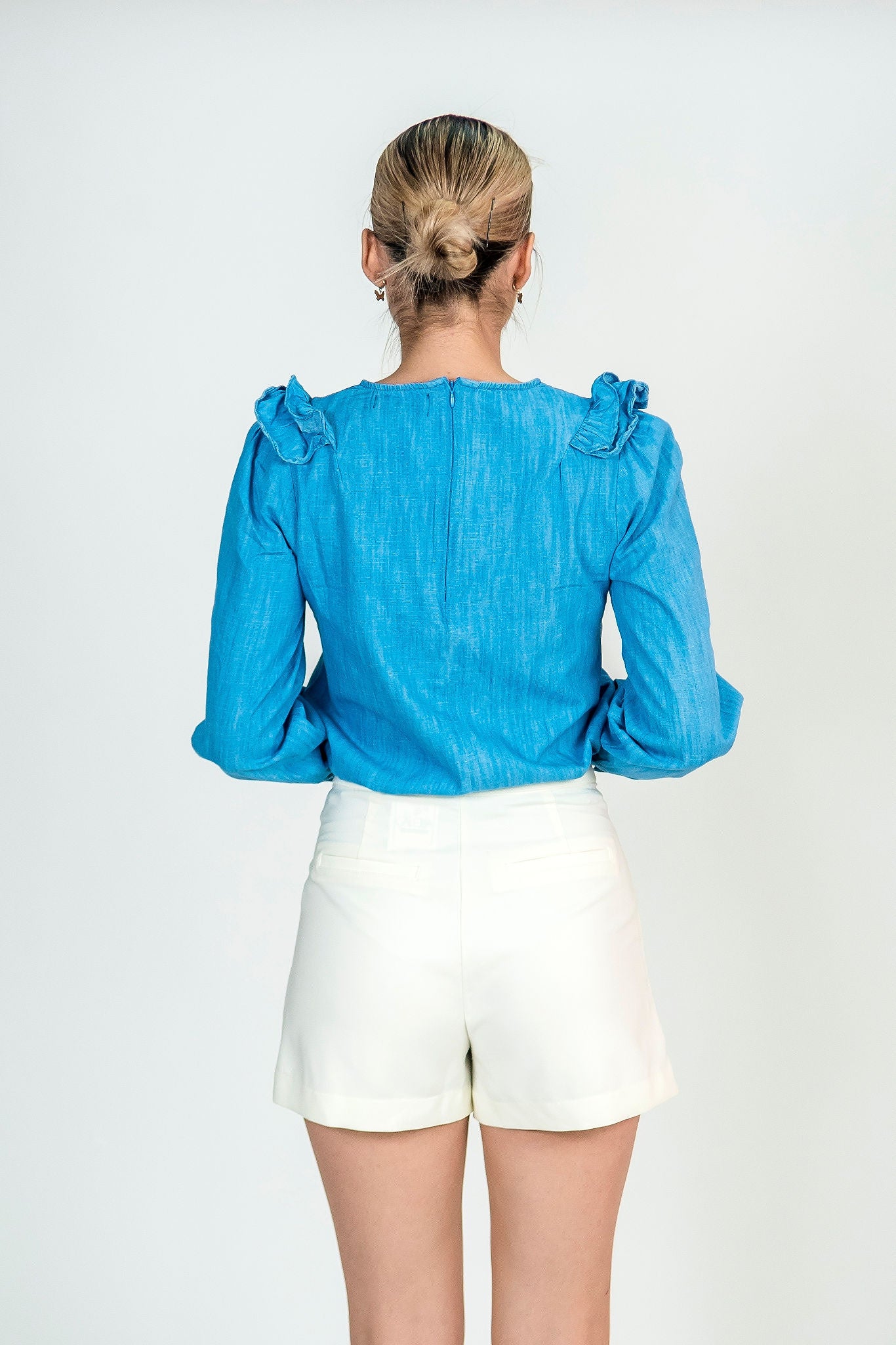 Blusa de mezclilla manga larga con olan al frente