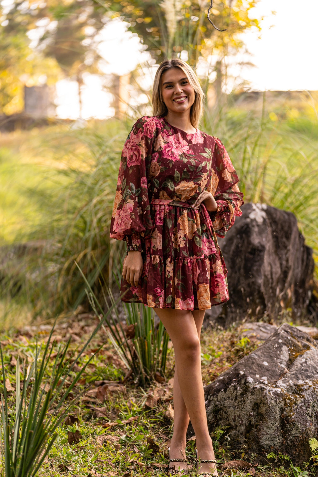 Vestido corto con estampado de flores