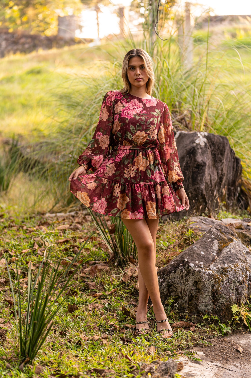 Vestido corto con estampado de flores