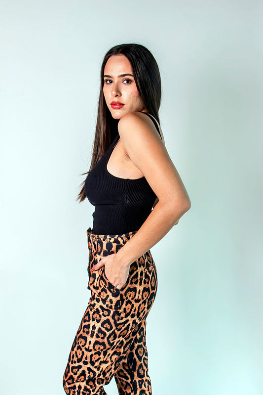 Pantalon con estampado de animal print y cinturon