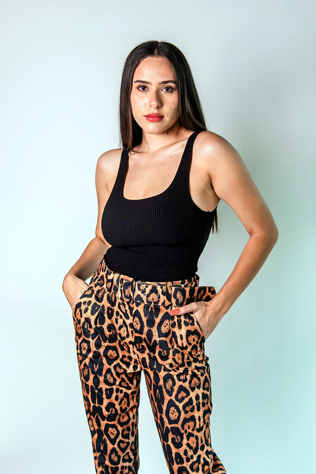 Pantalon con estampado de animal print y cinturon