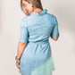 Vestido azul cielo con líneas blancas y botones al frente Cr2536