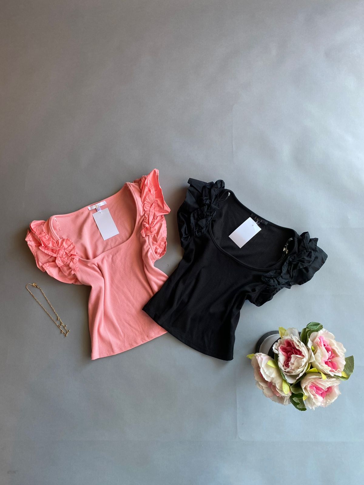 IT92958 IRIS Blusa básica con olanes en manga