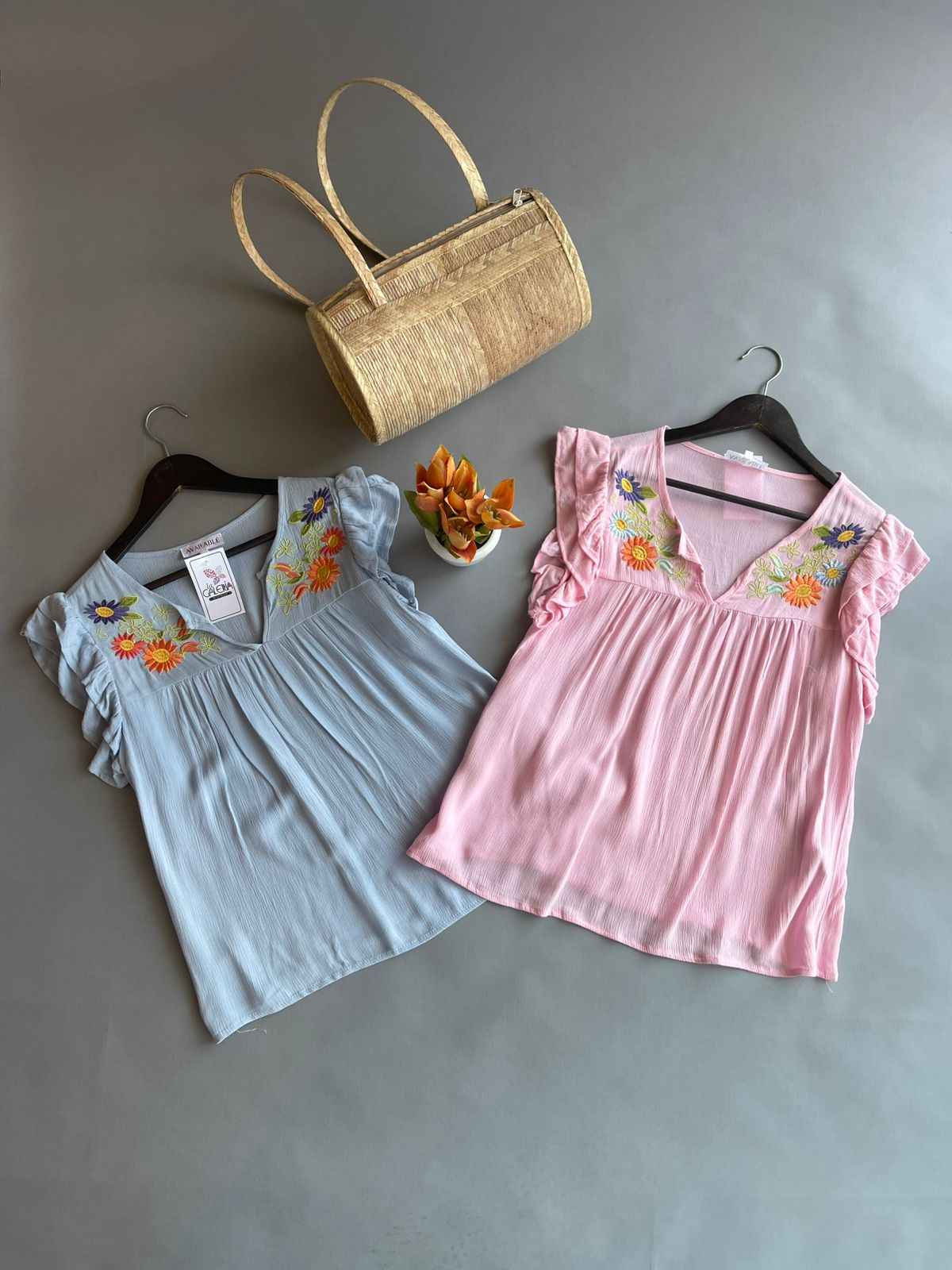 T513220W AVAILABLE Blusa con Olan en Manga y Bordado de Flores