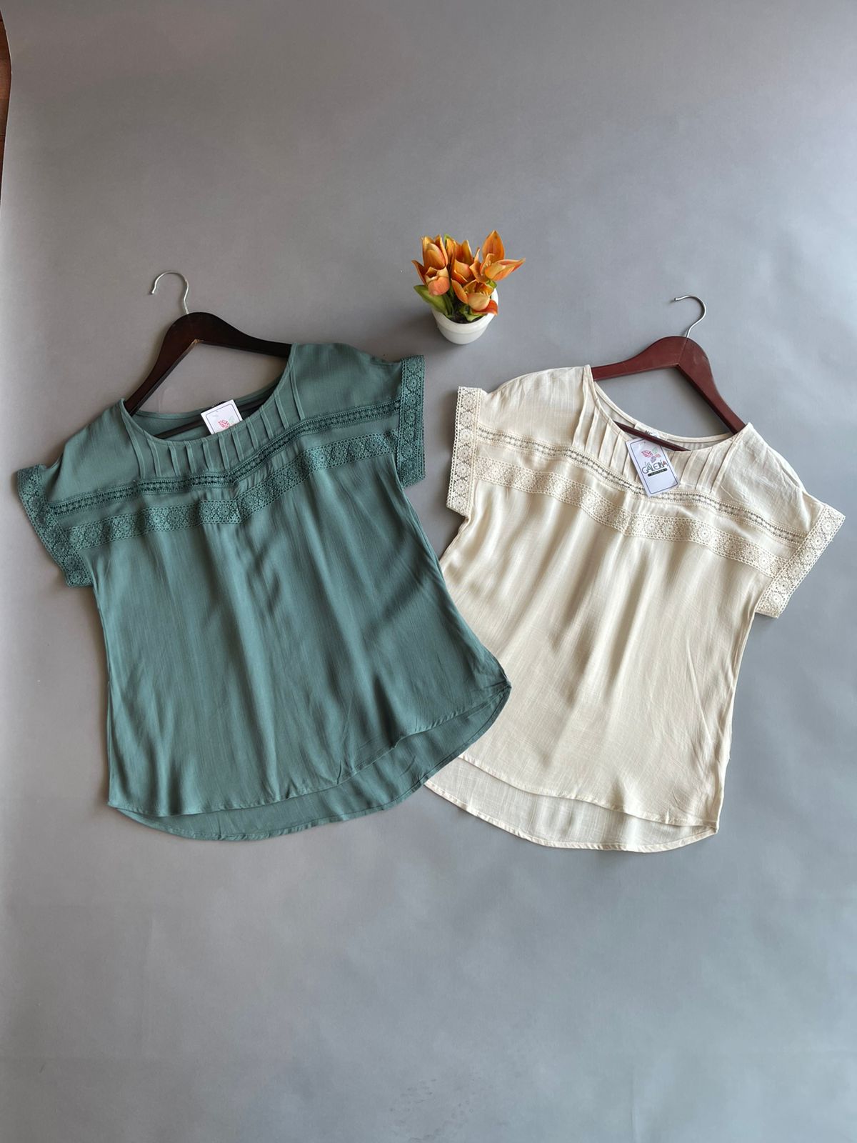 TB8971 MINE Blusa con Bordado al Frente y en Manga