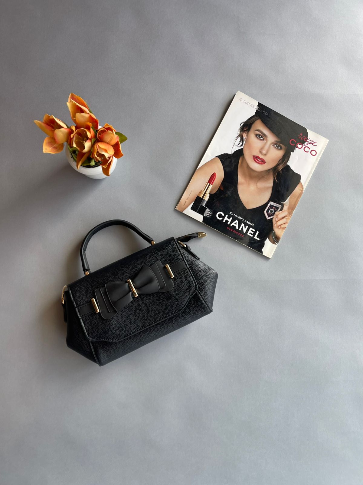 9835 Bolsa Pequeña Negra con moño al Frente y Cierre Atrás