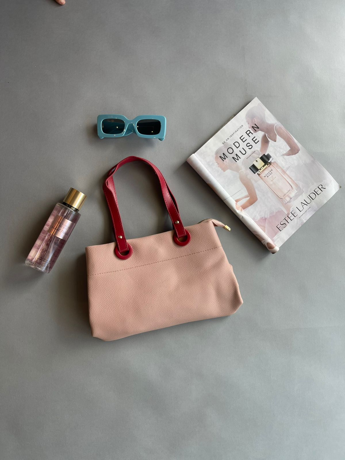 1560 Bolsa Mediana de Mano con 3 Separaciones  y Charms