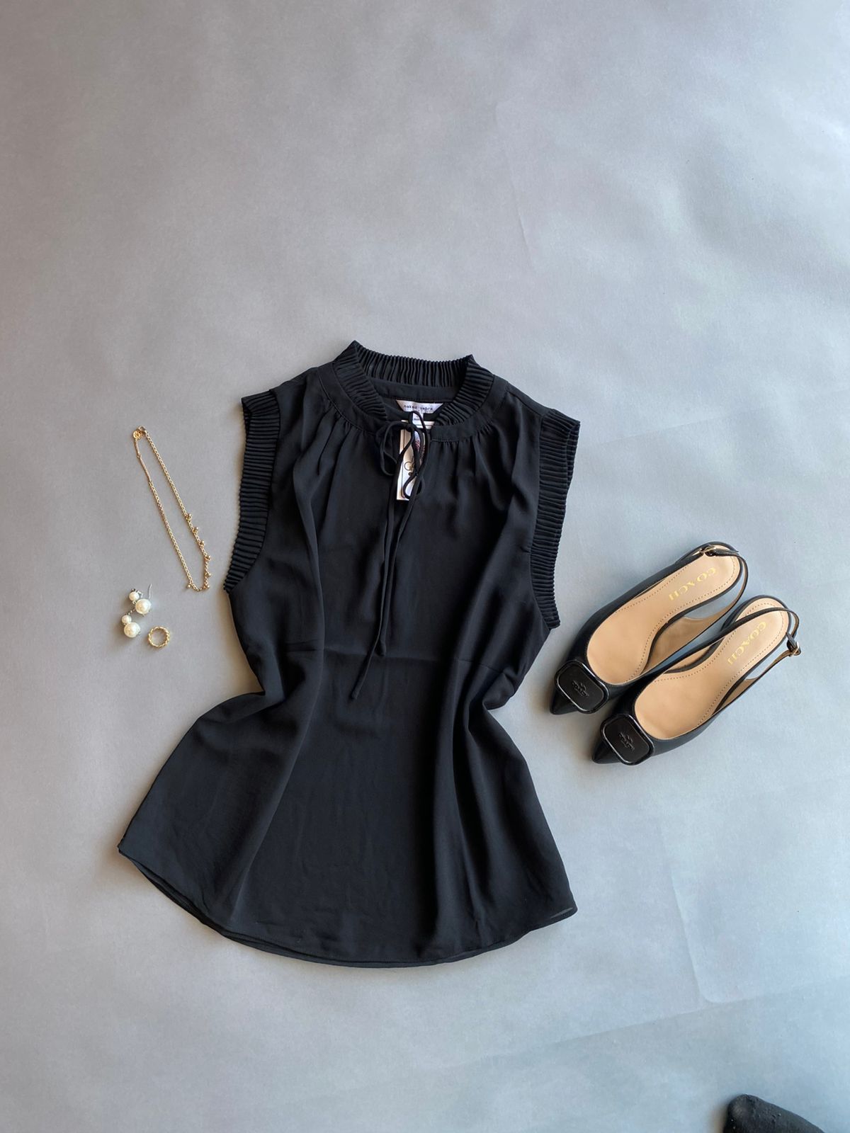 SB115097 NAKED ZEBRA Blusa Negra con Plisado en Cuello, Brazo  y Listón para Moño