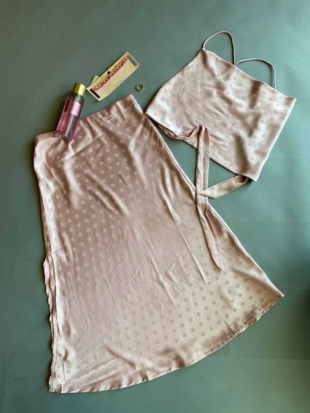 TK7074 EE SOME Conjunto de Top y Falta Satinada con Abertura Rosa