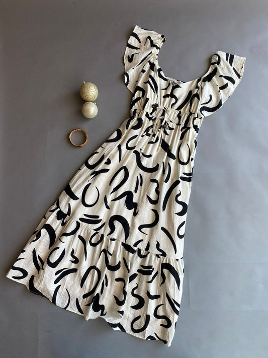 CR2557 BLU PEPPER Vestido Largo blanco con patron negro con Olan en hombro