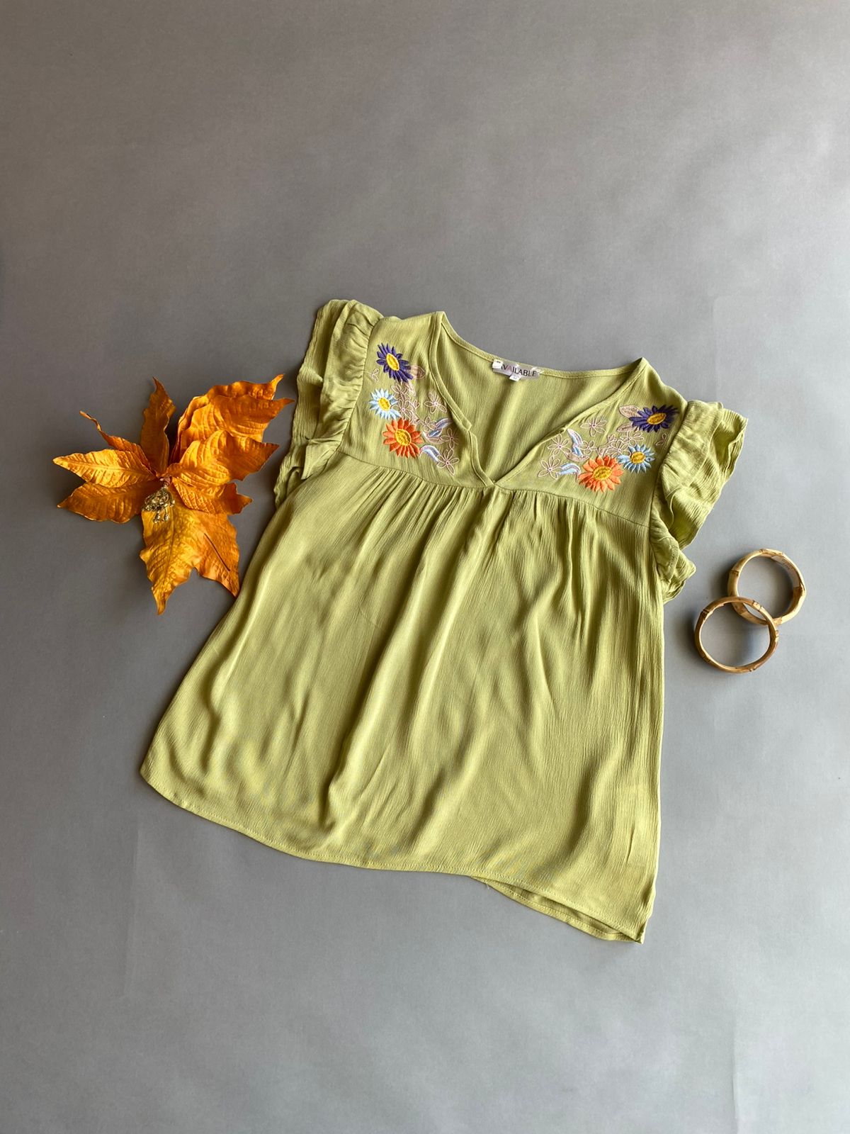 T513220W AVAILABLE Blusa con Olan en Manga y Bordado de Flores