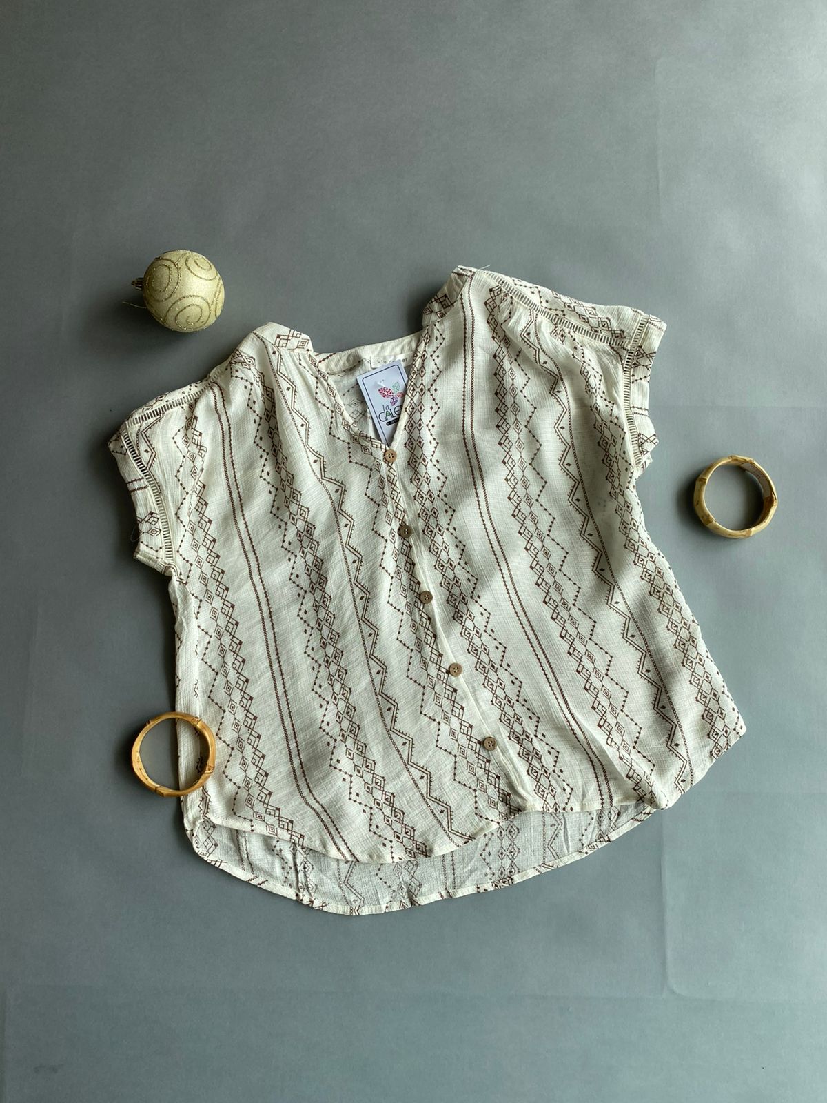 CR2680 BLUE PEPPER Blusa con Figura Estampado Prehispánico