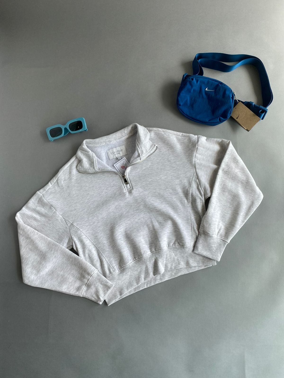 LKT1009 LA KOTTEE Sueter Liso con Cuello Alto y Cierre