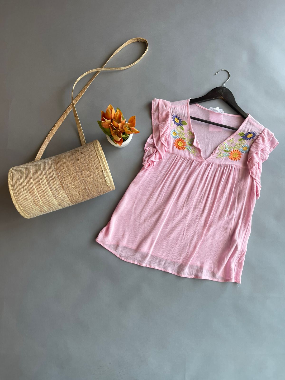 T513220W AVAILABLE Blusa con Olan en Manga y Bordado de Flores