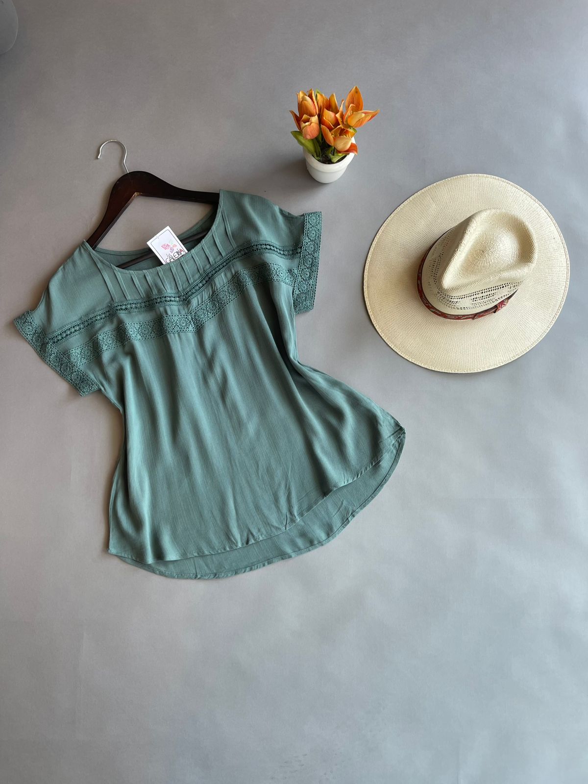 TB8971 MINE Blusa con Bordado al Frente y en Manga