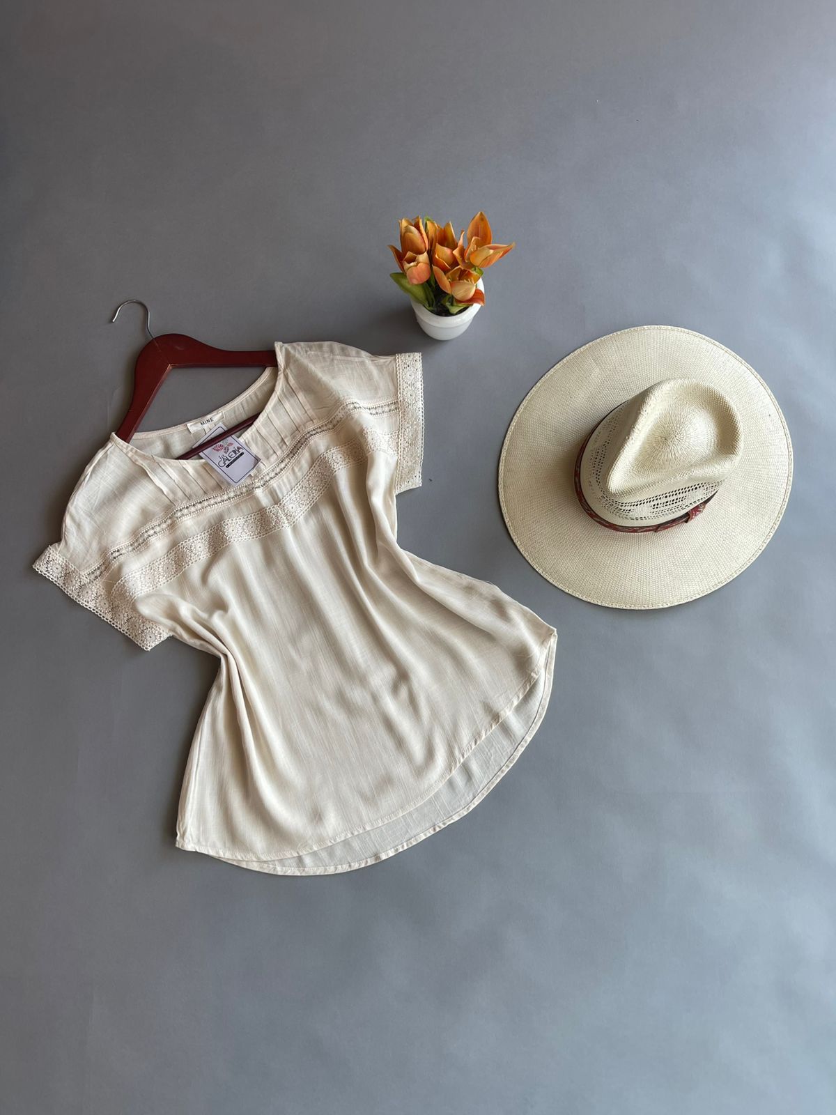 TB8971 MINE Blusa con Bordado al Frente y en Manga