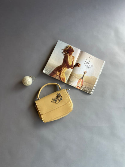 7004 Bolsa amarilla Pequeña con 3 Separaciones y detalle al frente plateado