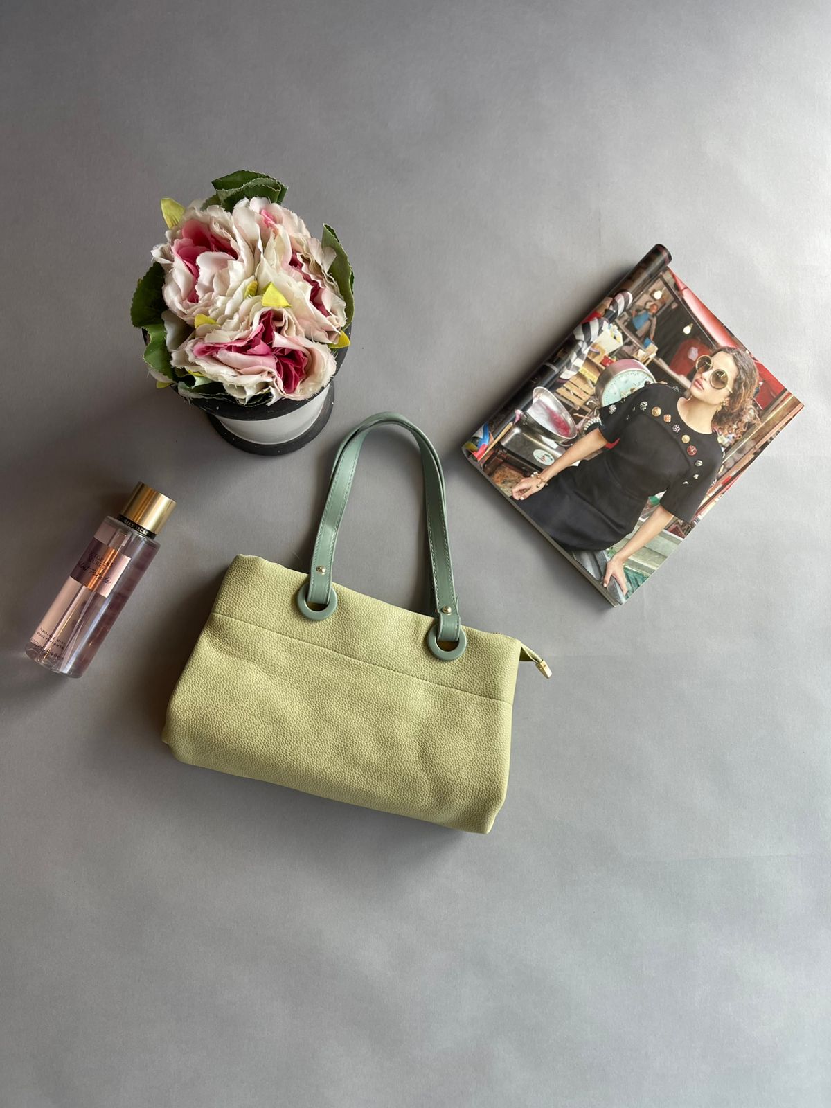 1560 Bolsa Mediana de Mano con 3 Separaciones  y Charms