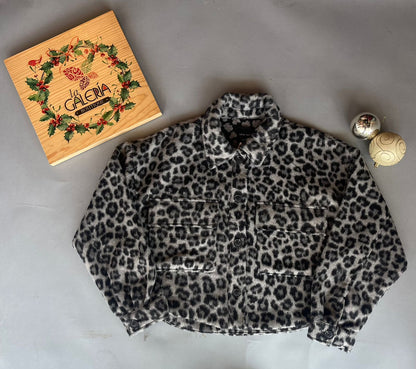 80376TN LOVE TREE Sweater Afelpado con Estampado Animal Print Gris con Negro, con Botones al Frente