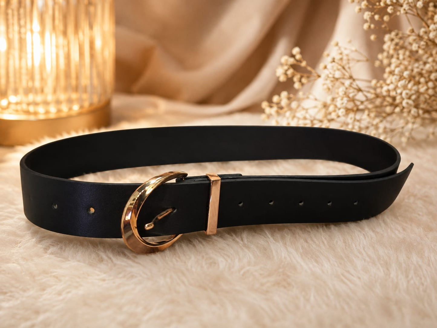 IW38076 Cinturon negro liso con relieve en hebilla dorada