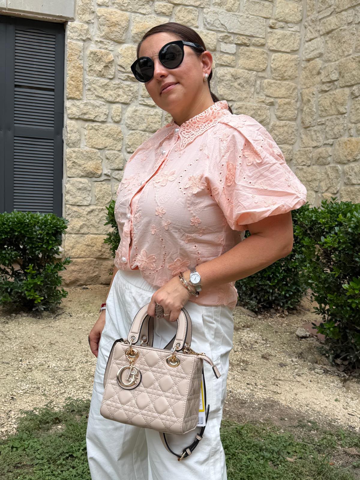 Linzy Blusa de crochet con botón de perla T5890