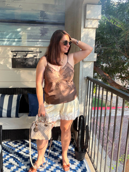 Beige Botany Short de satín mantequilla con encaje abajo A4393P
