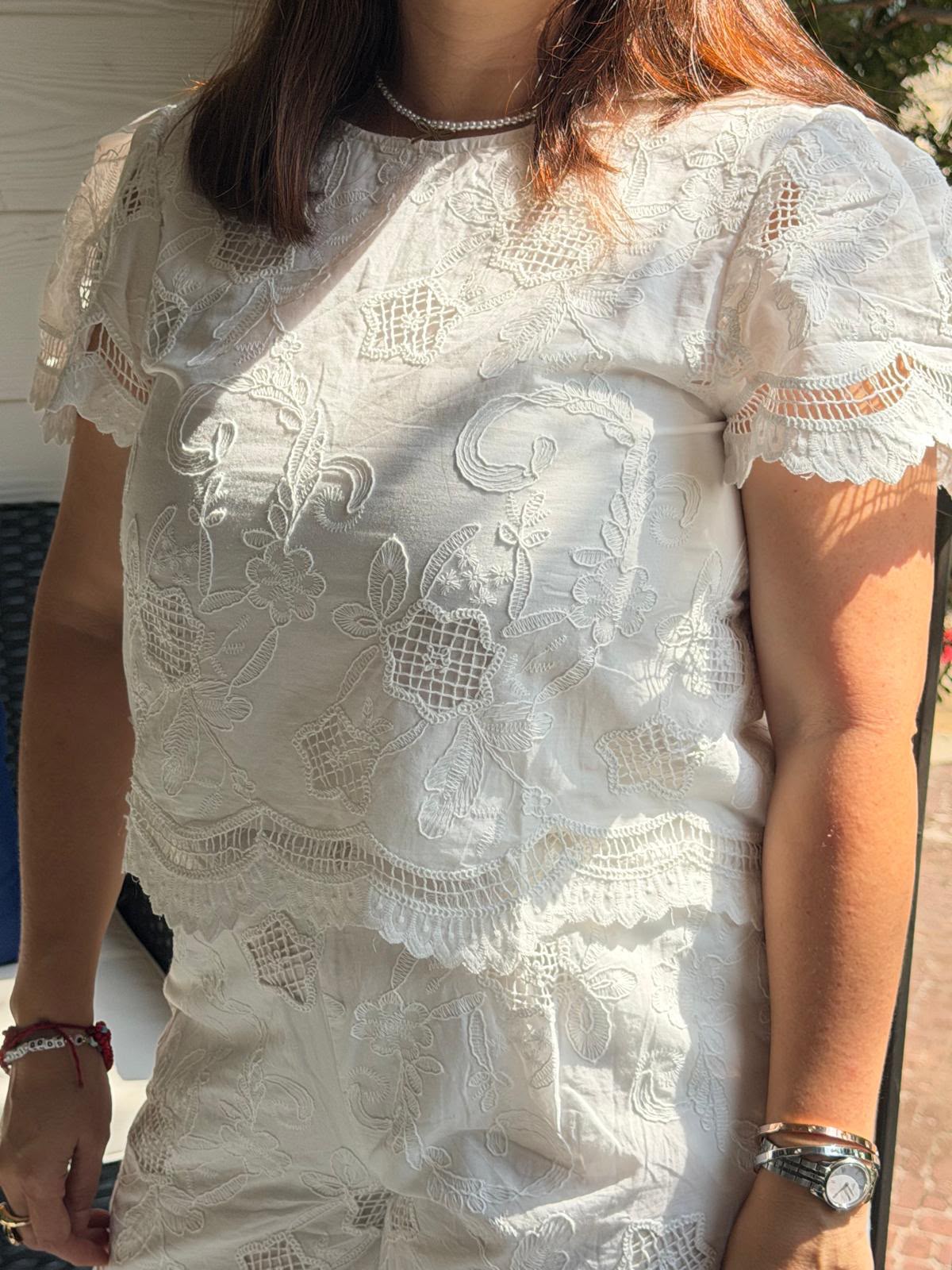 Ellison Blusa Blanca con cuello redondo y bordado TT107576