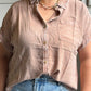 Hyfve Blusa con cuello y botón al frente DZ26C132