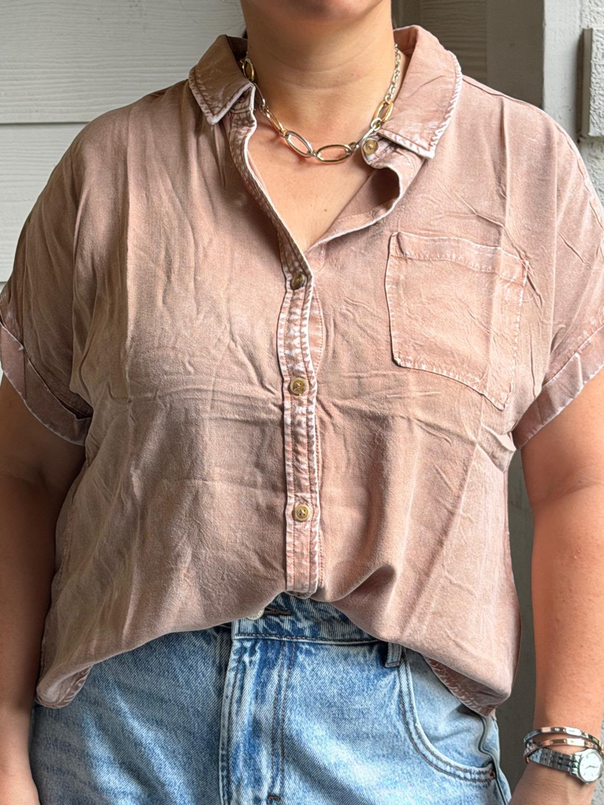 Hyfve Blusa con cuello y botón al frente DZ26C132