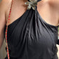Linzy Blusa Halter con detalle de flor dorada T5845
