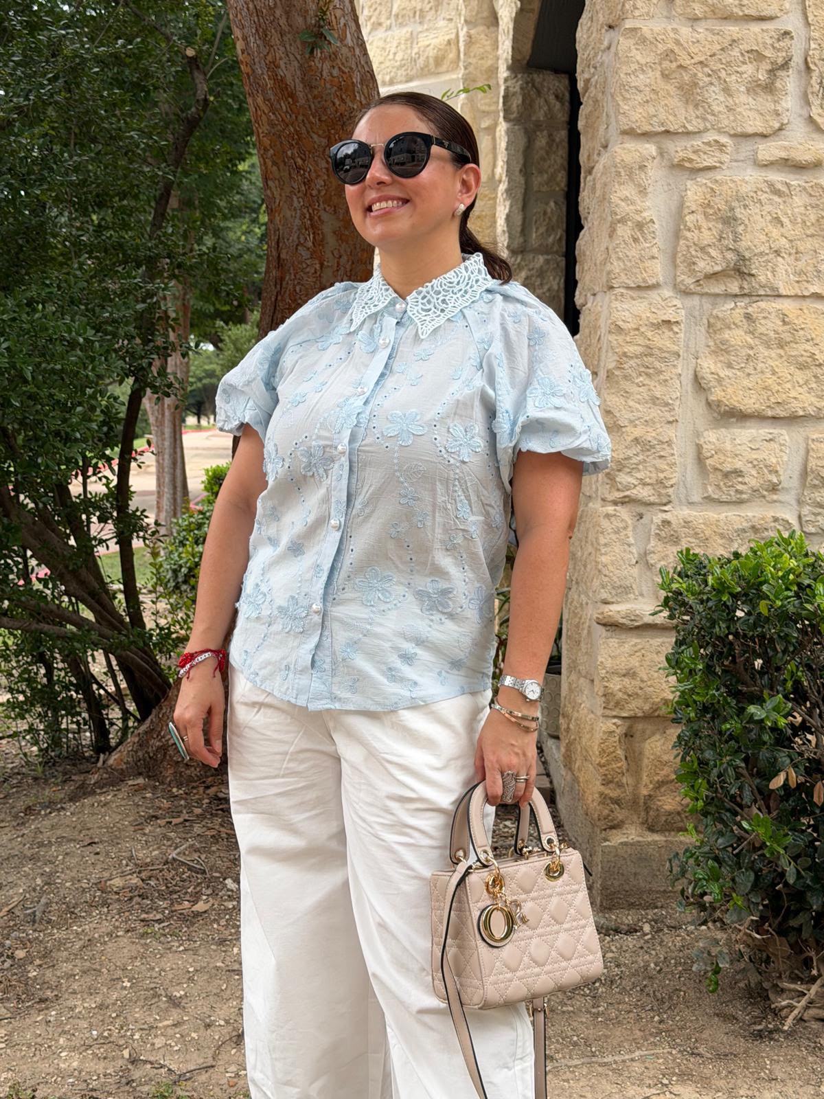 Linzy Blusa de crochet con botón de perla T5890