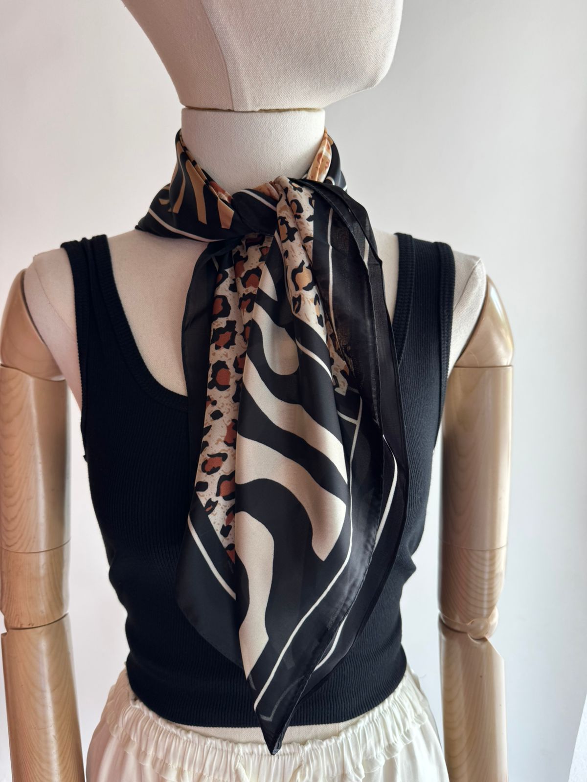 Pañoleta varios fondos animal print SPSS5747BK