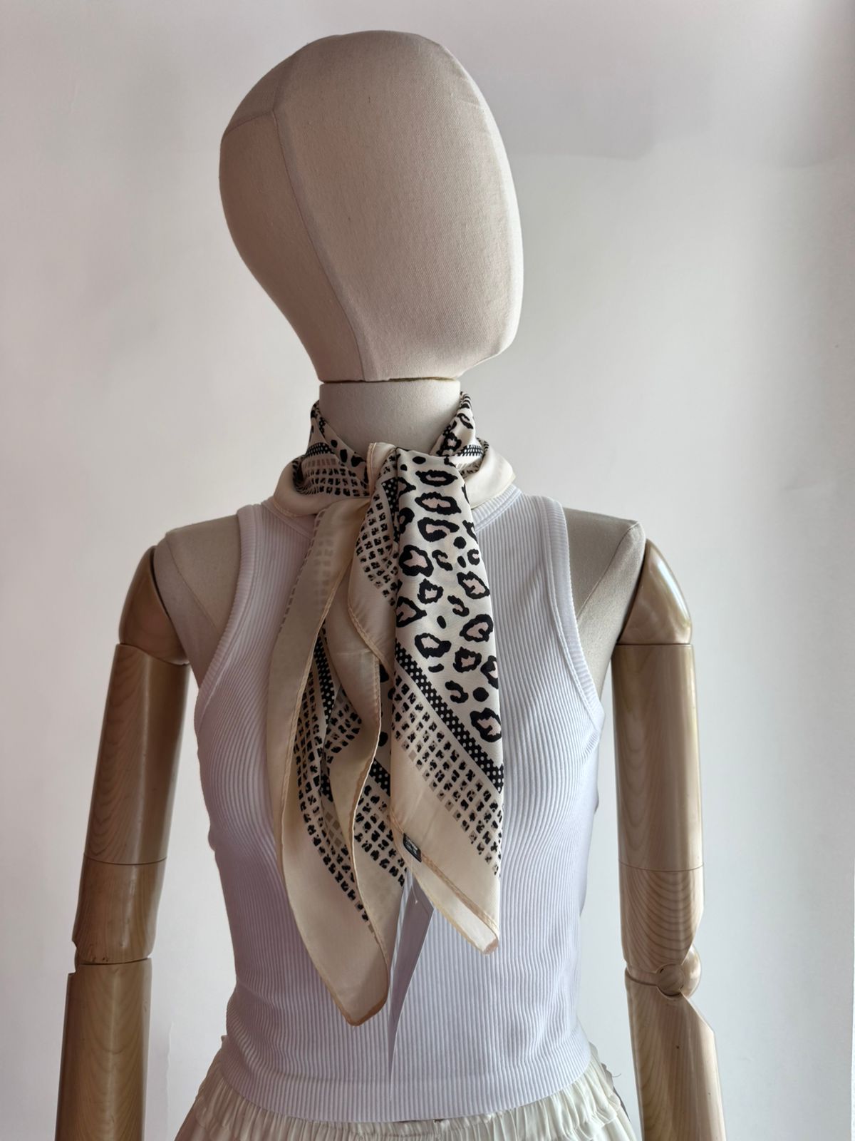 Pañoleta animal print fondo beige As-675