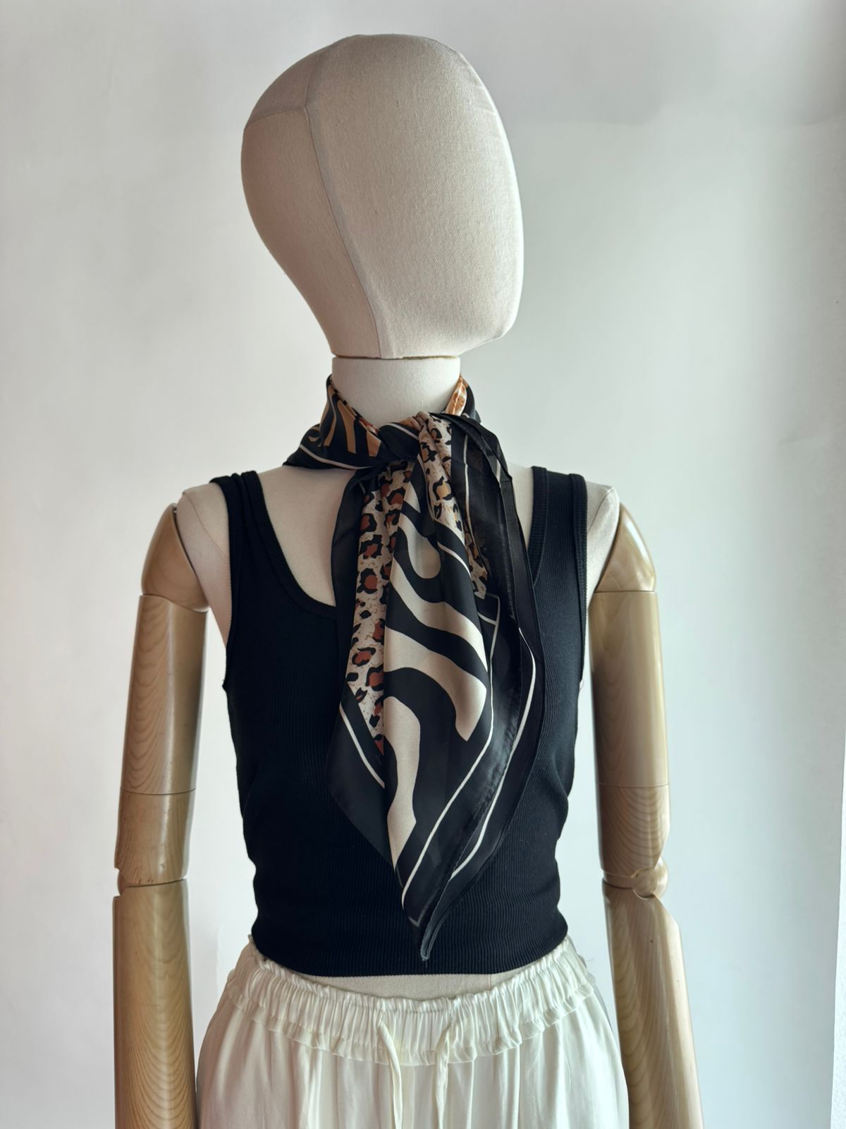 Pañoleta varios fondos animal print SPSS5747BK
