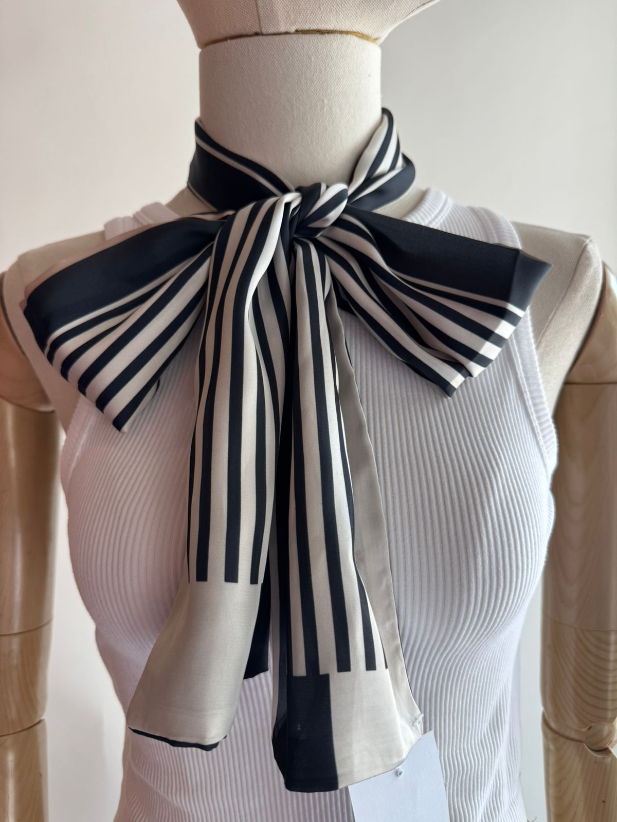Pañoleta satinada Negro con Rayas Blancas YS21035