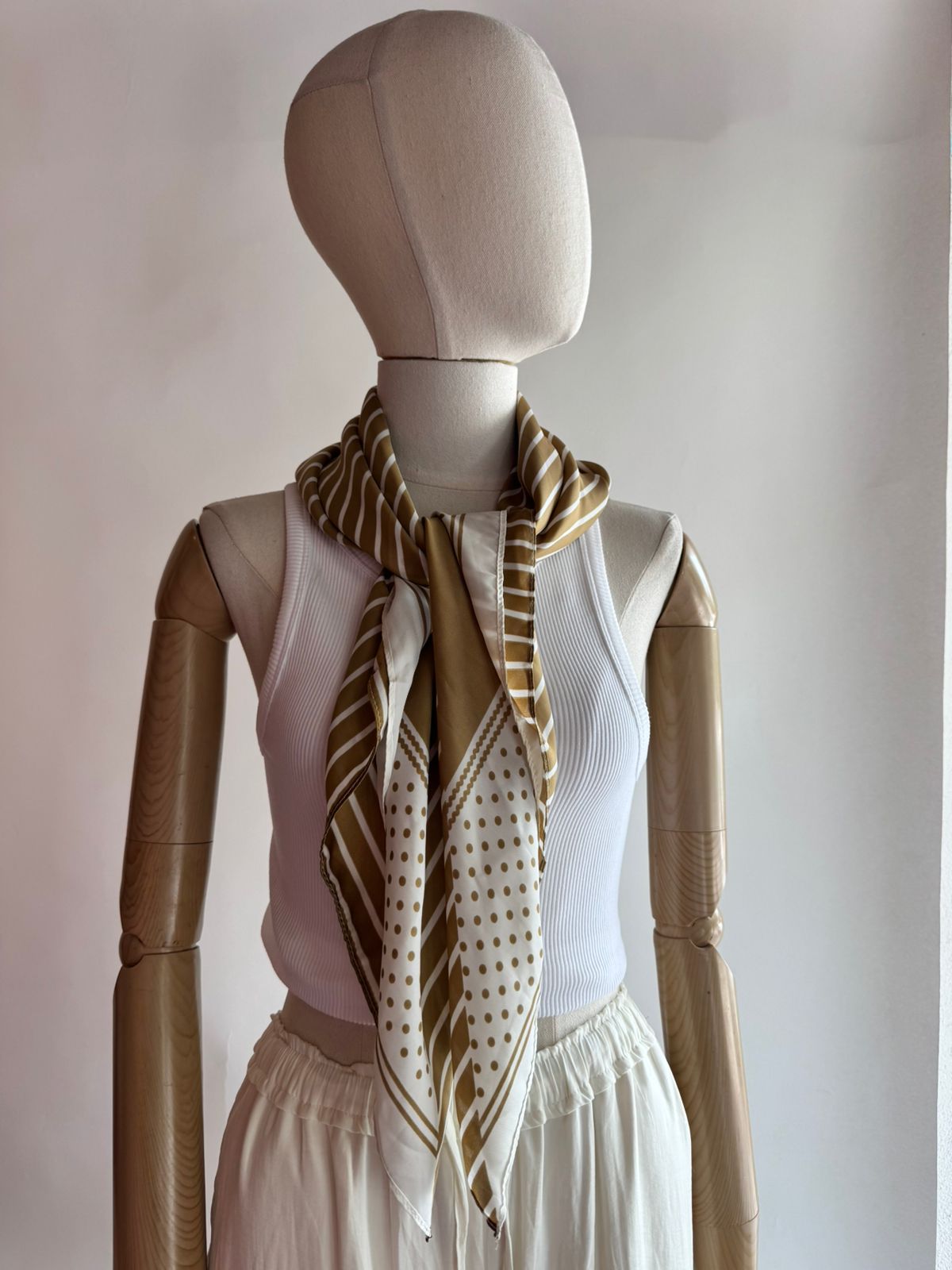 Pañoleta beige con rayas blancas y puntitos YS21034