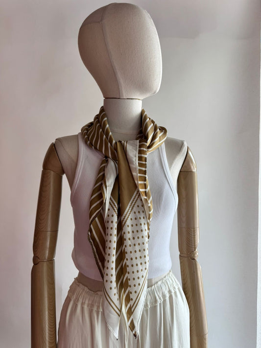 Pañoleta beige con rayas blancas y puntitos YS21034
