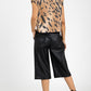 Blusa de animal print sin manga con cuello negro